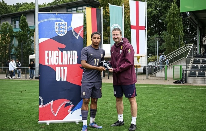 Ajay Tavares đã liên tục góp mặt trong các cấp độ trẻ của đội tuyển Anh.