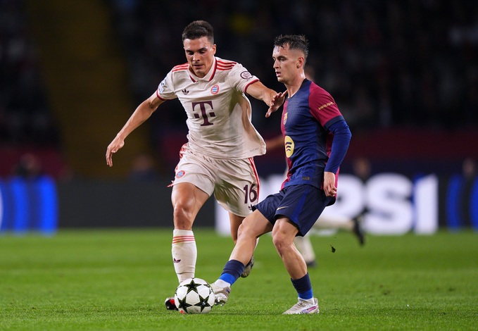 Marc Casado (phải) có nguyện vọng được tiếp tục khoác áo Barca