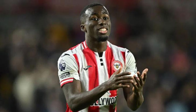  Kayode trong màu áo Brentford