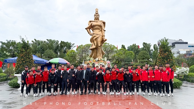 Đội bóng Hải Phòng chụp ảnh lưu niệm trước tượng đài nữ tướng Lê Chân. Ảnh: FBNV