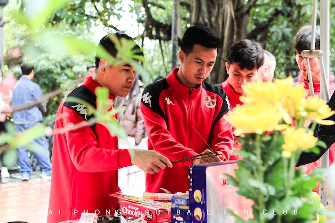 Chủ tịch CLB Hải Phòng Văn Trần Hoàng và các cầu thủ thắp hương tại khu di tích. Ảnh: FBNV