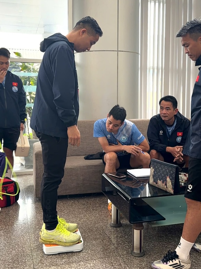 HLV trưởng Lê Quốc Vượng cũng phải kiểm tra cân nặng của mình sau kỳ nghỉ. Ảnh: Quốc Phong