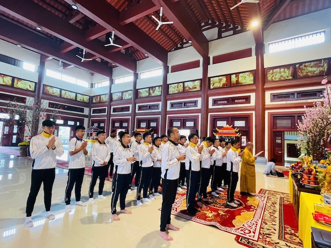 Cả đội SLNA đã có dịp xuất hành cầu bình an đầu năm mới. Ảnh: CTV