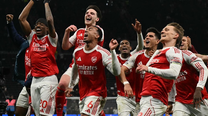 Màn ăn mừng của Arsenal khiến Sutton không hài lòng