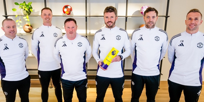 Bóc tách công lao đội ngũ đứng đằng sau Michael Carrick ở MU!