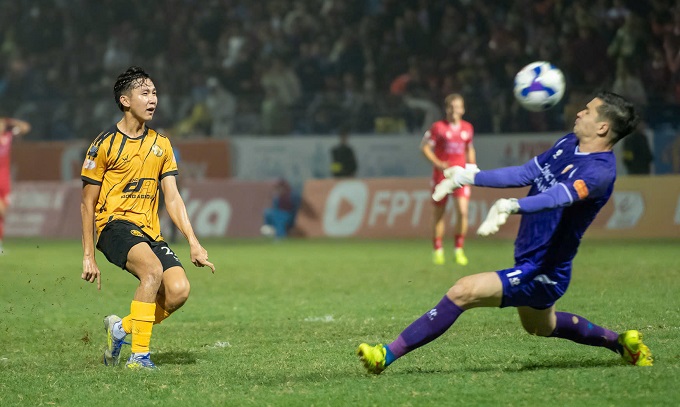 Thongkhamsavath đánh bại Nguyễn Filip để mở tỷ số cho Thanh Hóa