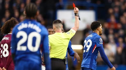  Chelsea sắp lập kỷ lục về thẻ đỏ