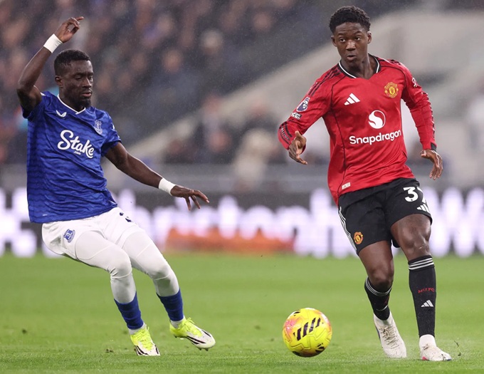 Gueye mặc quần trắng gây chú ý