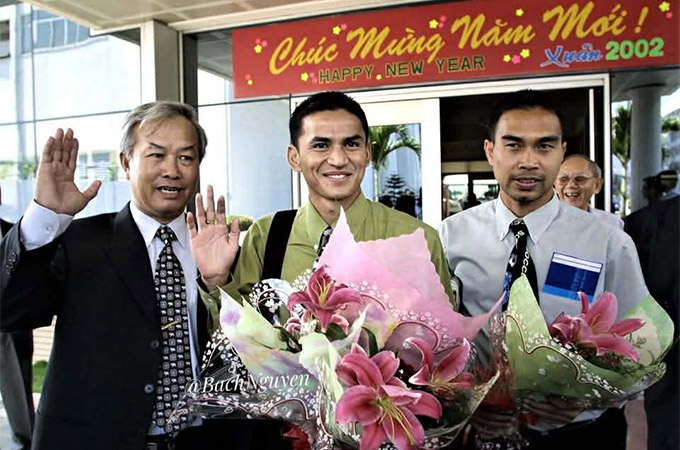 Ông Nguyễn Văn Vinh cùng hai danh thủ Thái Lan, Kiatisuk và Chukiat 