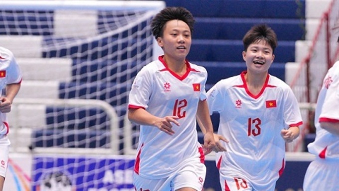 Biện Thị Hằng ghi bàn ấn định tỷ số 2-0 cho ĐT futsal nữ Việt Nam.