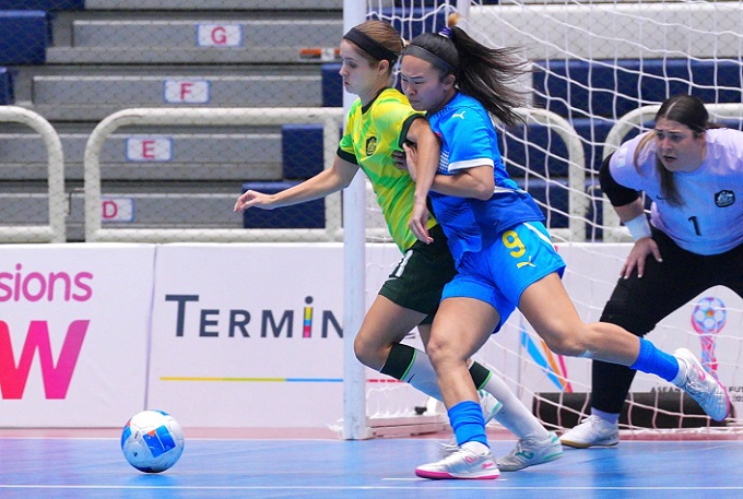 Australia (áo vàng) giành vé vào bán kết với vị trí nhất bảng B