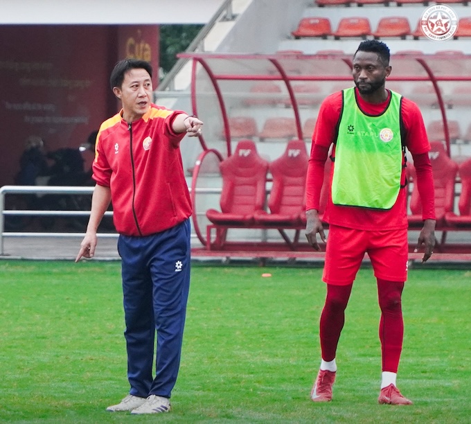 HLV Nguyễn Thành Công hướng dẫn các cầu thủ trong một buổi tập. Ảnh: FVNV