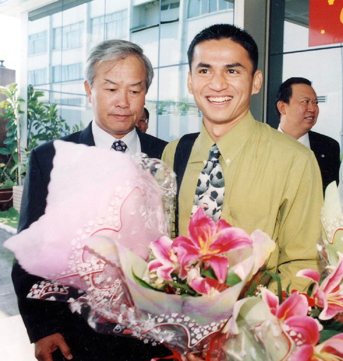 HLV Nguyễn Văn Vinh cùng danh thủ Kiatisak - Ảnh: Minh Trần