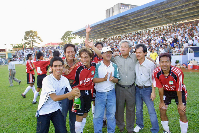 HLV Nguyễn Văn Vinh ăn mừng chức vô địch cùng HAGL - Ảnh: Minh Trần