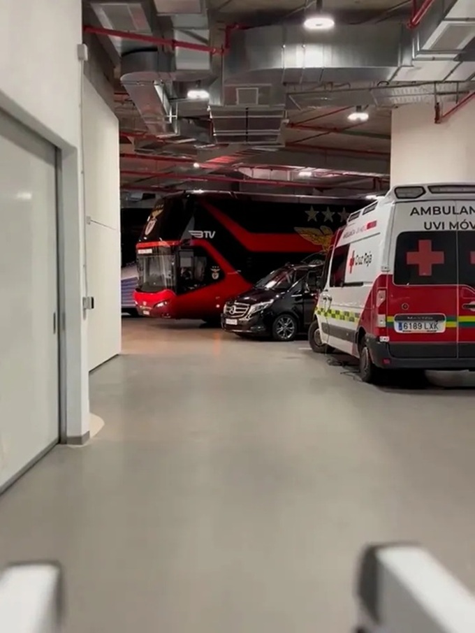 Mourinho được cho là ngồi trong xe bus chỉ đạo chiến thuật ở chuyến làm khách tới Bernabeu