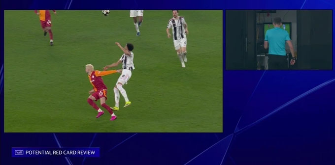 Lloyd Kelly tiếp đất trúng gót chân của cầu thủ đối phương