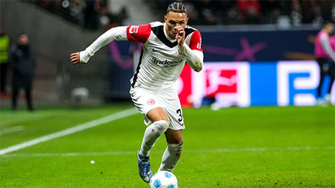  Liverpool tiếp cận hậu vệ đa năng của Eintracht Frankfurt
