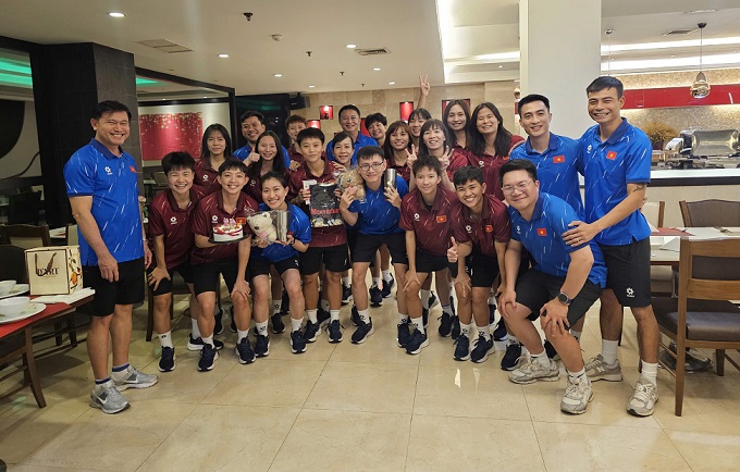 Các thành viên của ĐT futsal nữ Việt Nam chúc mừng sinh nhật Biện Thị Hằng 