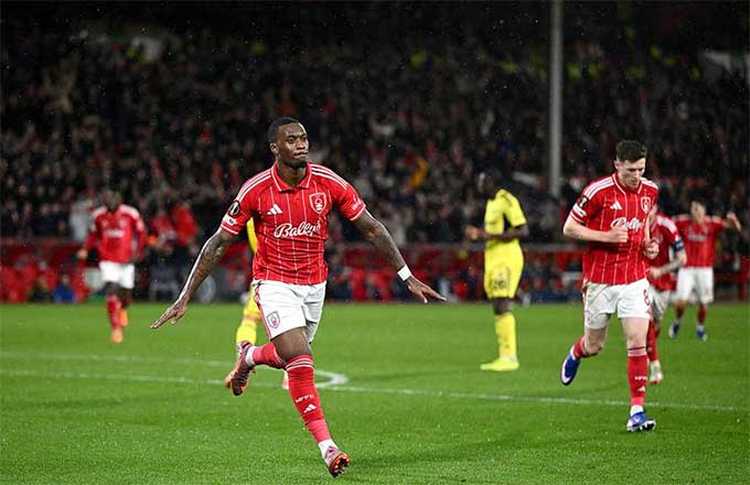 Nottingham Forest dù để thua Fenerbahce 1-2 vẫn giành vé đi tiếp