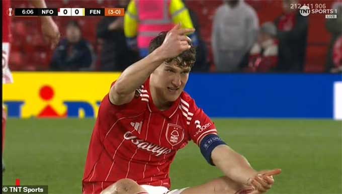 Dù đau tay nhưng Yates vẫn không chịu rời sân