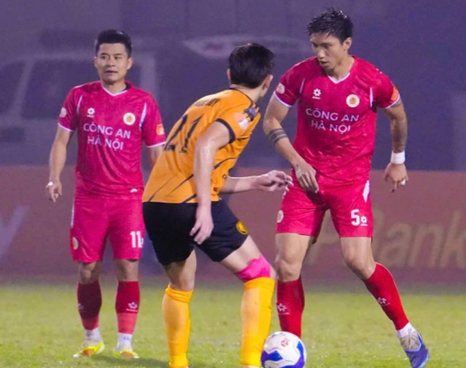 Văn Hậu ghi bàn thắng đẹp vào lưới Thanh Hoá 