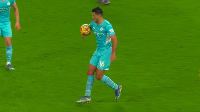 Không có penalty được thổi trong tình huống này