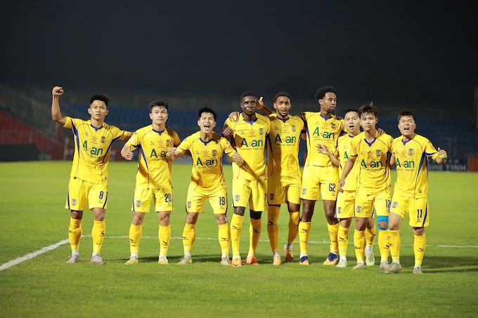 Niềm vui của SLNA khi có trận thắng ngay trên sân Hà Tĩnh - Ảnh: CTV