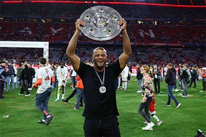 HLV Kompany đã giành Đĩa bạc cùng Bayern