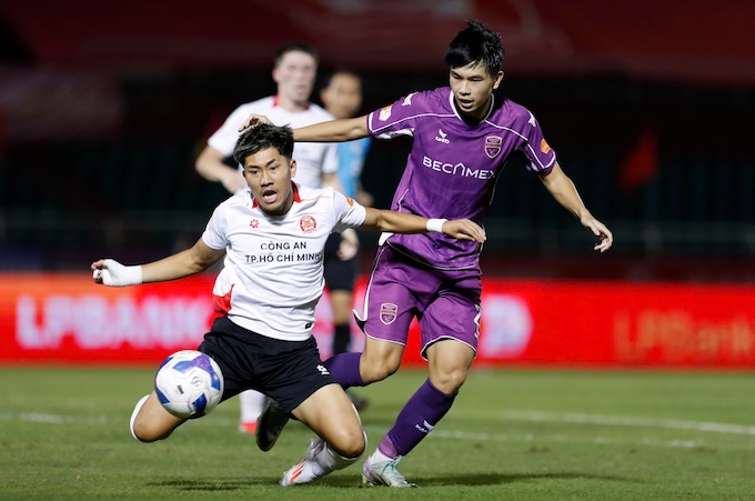 Becamex TP.HCM (áo tím) có rất ít cơ hội thực sự nguy hiểm. Ảnh: Anh Khoa 