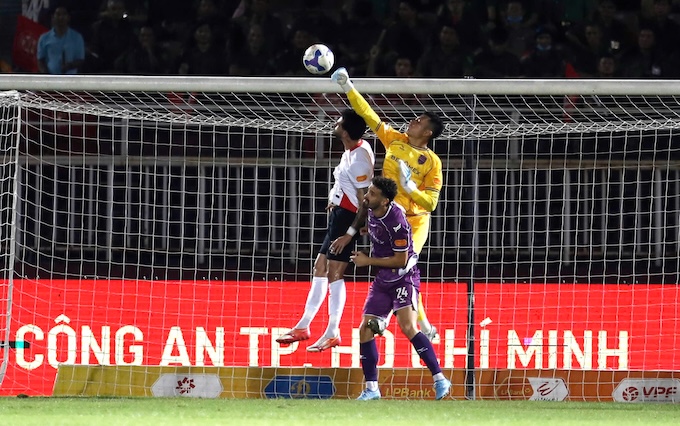 CA TP.HCM đã tạo ra rất nhiều cơ hội ăn bàn trước khung thành thủ môn Minh Toàn. Ảnh: Anh Khoa