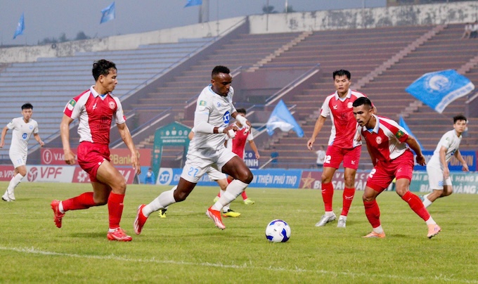 Ngoại binh Richmond Nji trong vòng vây của cầu thủ TP.HCM. Ảnh: CTV