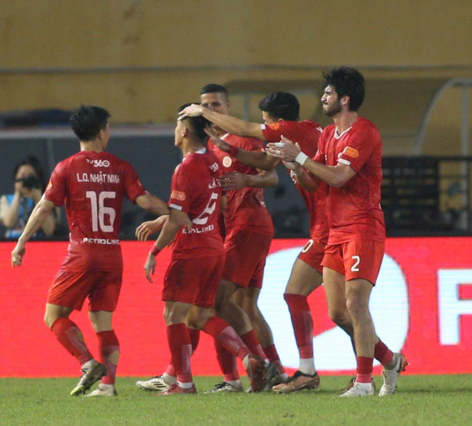 Thể Công Viettel vươn lên nhì bảng - Ảnh: Minh Tuấn 