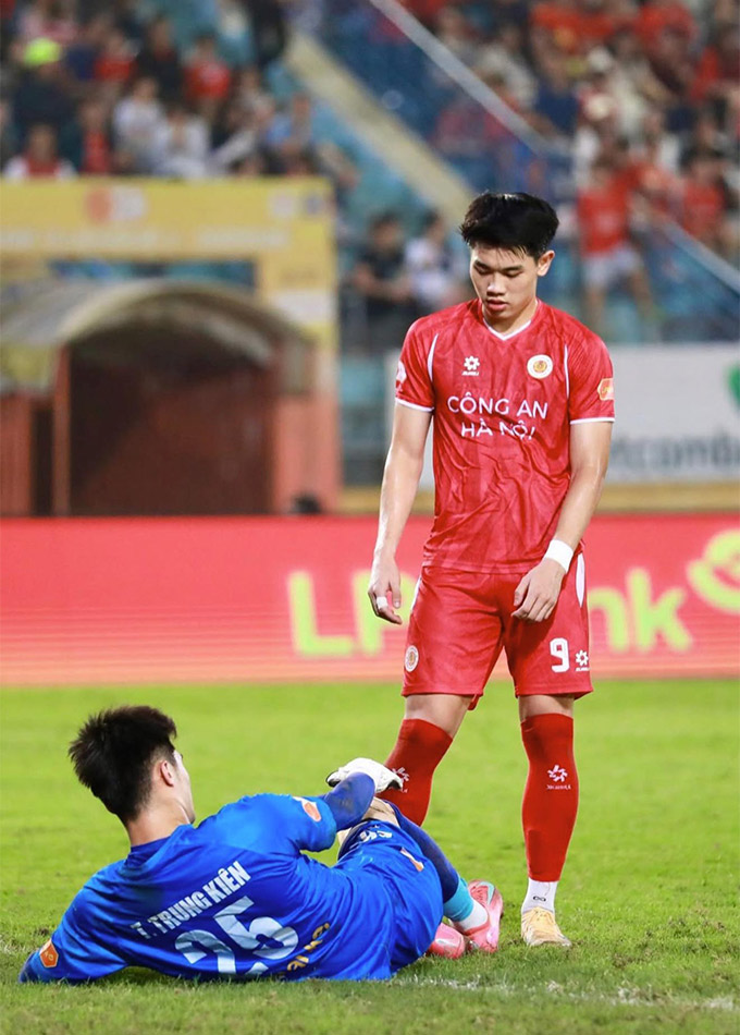 Dù chơi nỗ lực nhưng HAGL của Trung Kiên không thể tạo bất ngờ trước CAHN - Ảnh: FBNV