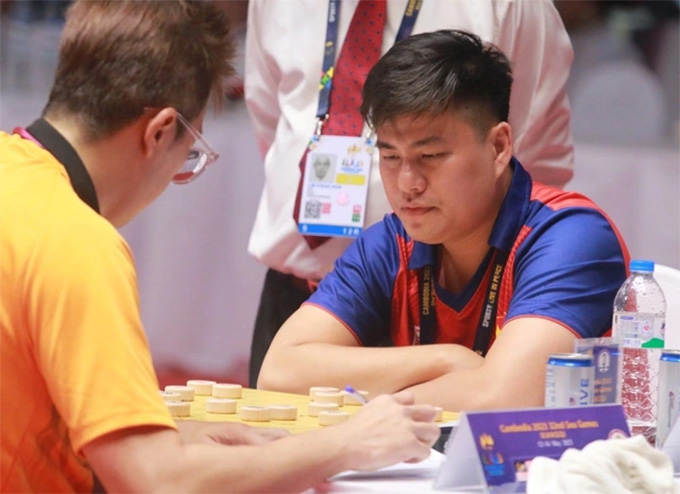 Lại Lý Huynh đang đấu ở chung kết với Trình Vũ Đông ở giải Ngũ Dương Bôi