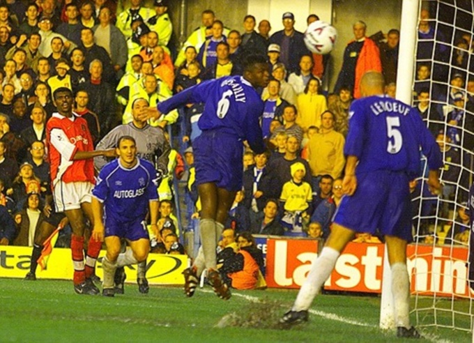 Khoảnh khắc Kanu xé lưới của thủ môn Ed De Goey