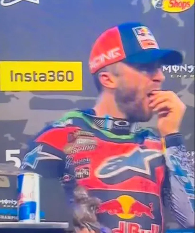 Eli Tomac sứt răng ngay trên bục nhận giải