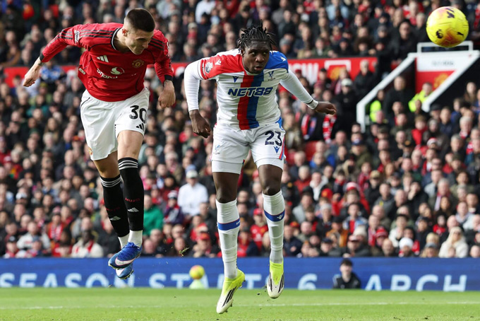 Sesko đánh đầu tung lưới Palace