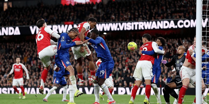 Arsenal vất vả đánh bại Chelsea