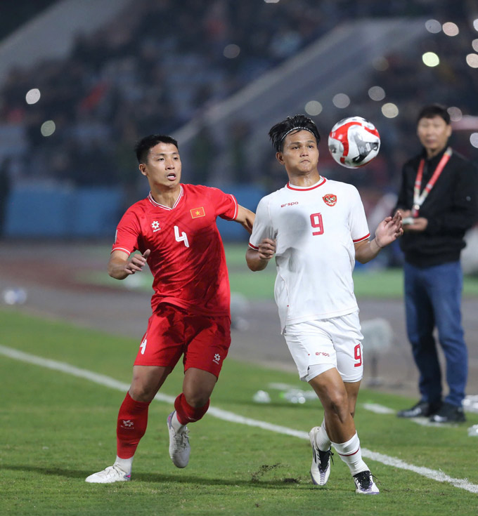 Bùi Tiến Dũng dính chấn thương đầu gối, cần 2 tháng để trở lại - Ảnh: Minh Tuấn 