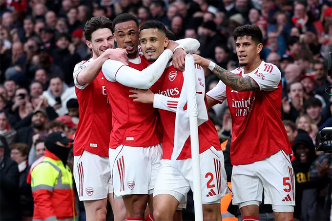 Arsenal ăn mừng ở cột cờ góc quen thuộc