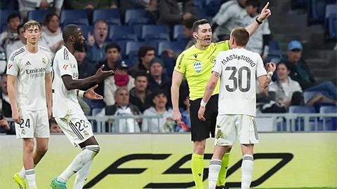  Bernabeu dậy sóng, CĐV hô 'Florentino từ chức' sau cú ngã đau của Real