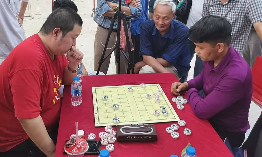 Vương Hạo (áo đỏ) sớm thua ở ngay vòng 1