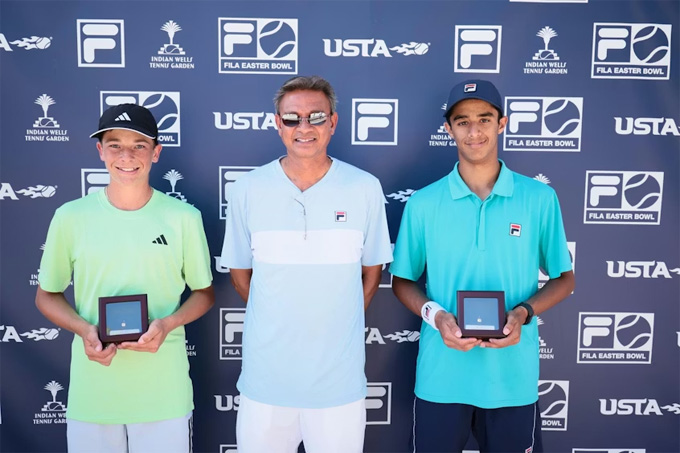 Ahmad (bìa phải) vô địch đôi nam giải trẻ Easter Bowl 2024 cùng người đồng đội Andrew Johnson