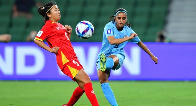 Lão tướng Huỳnh Như tranh bóng cùng cầu thủ Ấn Độ 