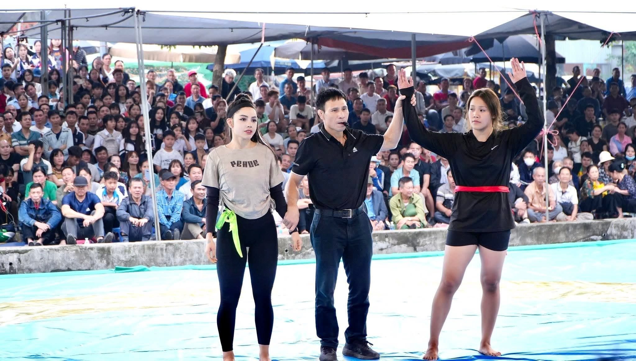 Vân Trang (trái) tham gia giải đấu vật đầu năm 2026