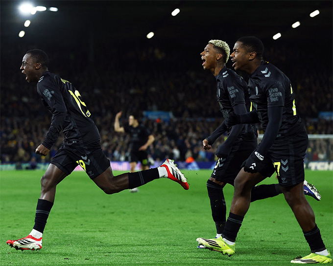 Mèo đen gặp may mắn tại Leeds