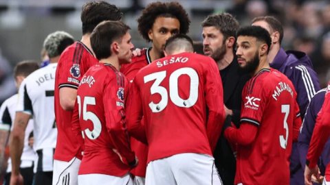  Vì sao MU không thể thắng Newcastle dù đối thủ thiếu người?