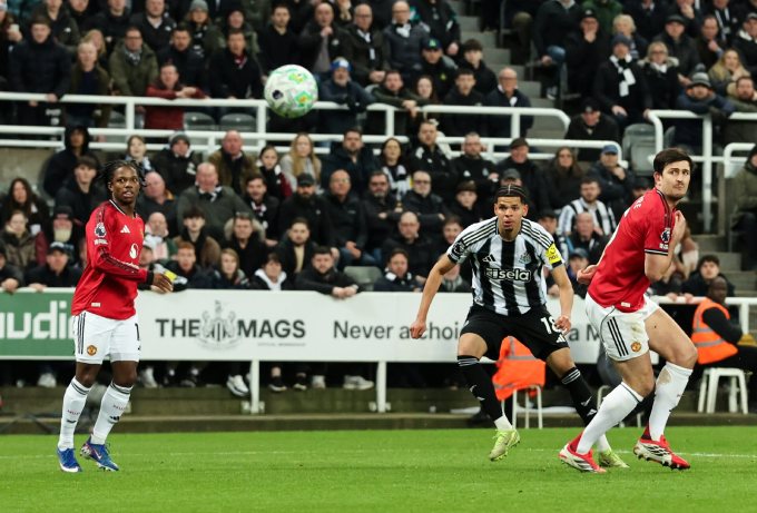 Thật khó chịu khi xem Malacia phòng ngự