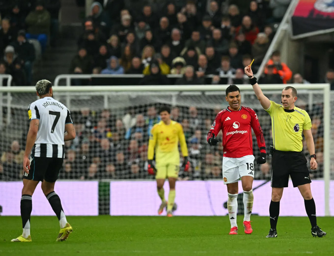 Carrick bức xúc vì Joelinton không phải nhận thẻ đỏ