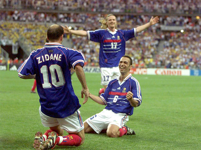 Và đây là bức ảnh xuất hiện trên rất nhiều trang nhất các tờ báo trên toàn thế giới